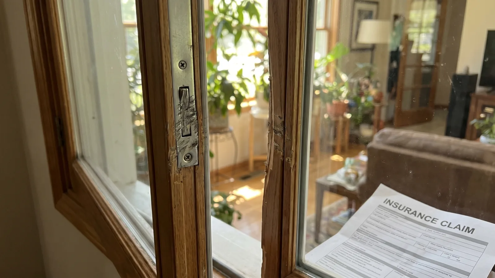 Fenetre presentant des traces d effraction, preuve de vol en assurance habitation