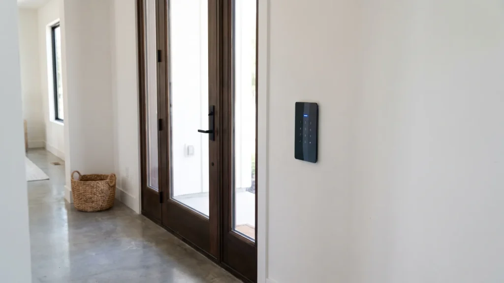Clavier d'alarme installé dans l'entrée d'une maison