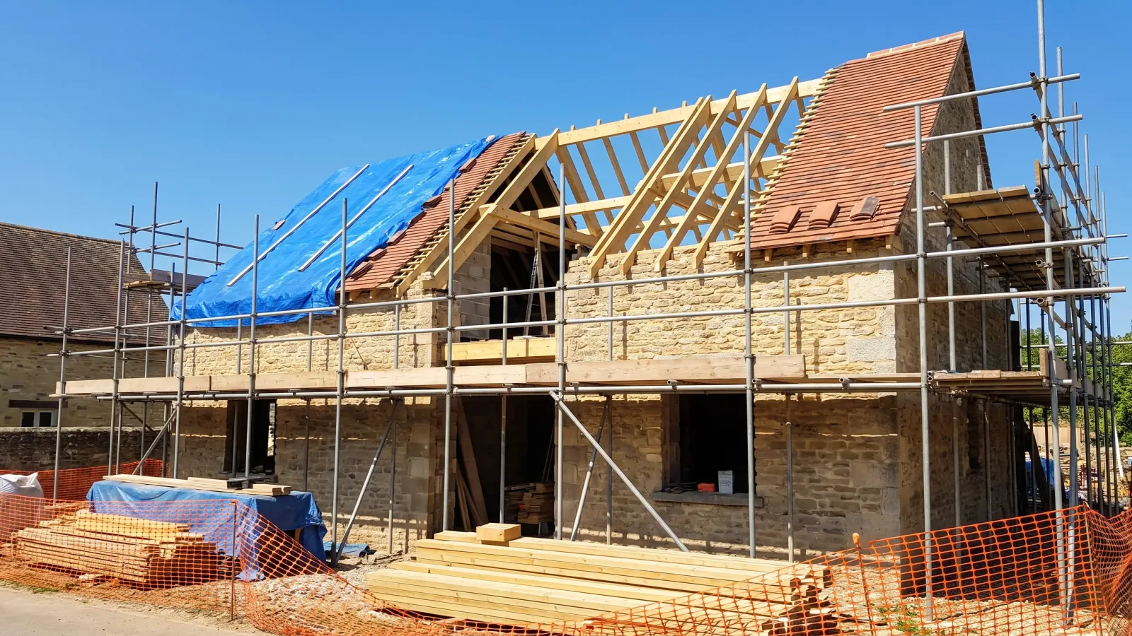 Chantier de rénovation avec échafaudage sur une façade